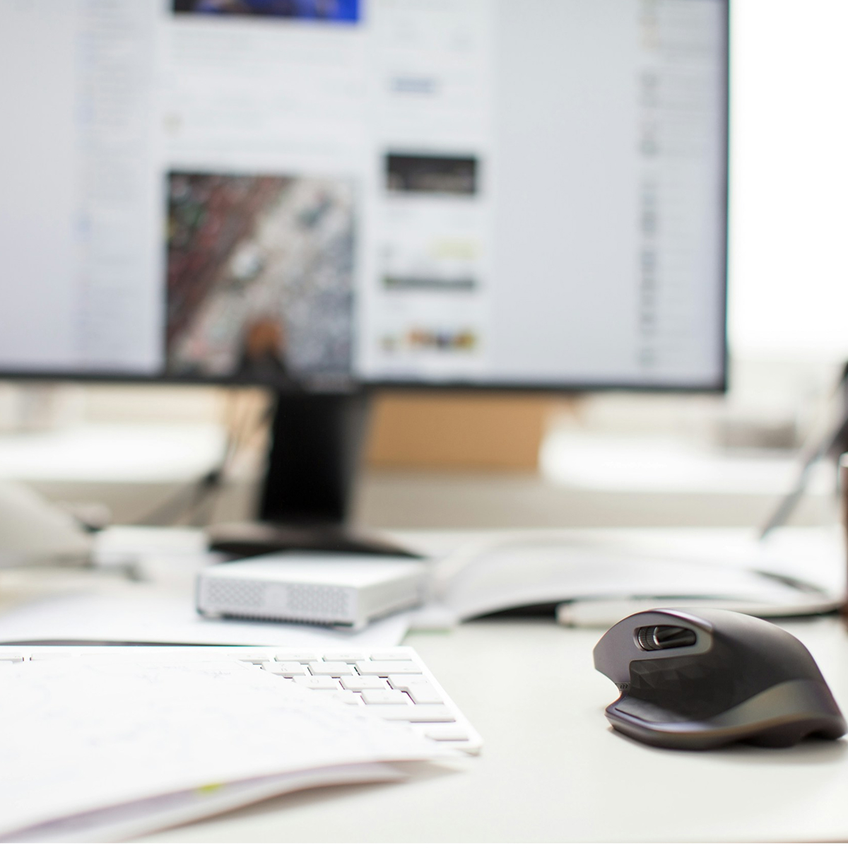 Letisztult, természetes munkakörnyezet – billentyűzet, jegyzetfüzet, fa asztal –, amely a Nuvira Design weboldal-karbantartási és technikai támogatási szolgáltatásait szimbolizálja.